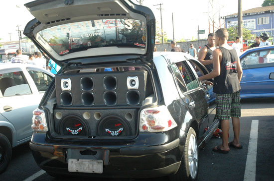 Campeonato de som automotivo e carros rebaixados agita o domingo