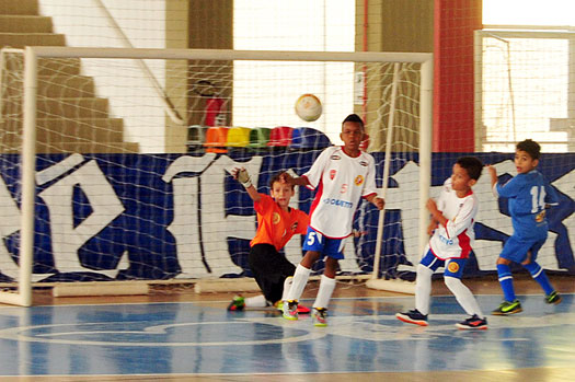 Equipe de Futsal Masculino de Bragança Paulista entra em quadra na