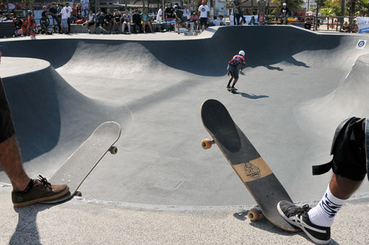 Um curso gratuito de skate para crianças no skatepark de