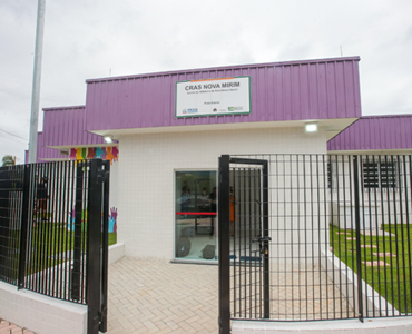 Criança brincando na escola